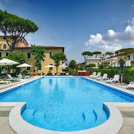 Hotel Apuana マリーナ・ディ・ピエトラサンタ エクステリア 写真