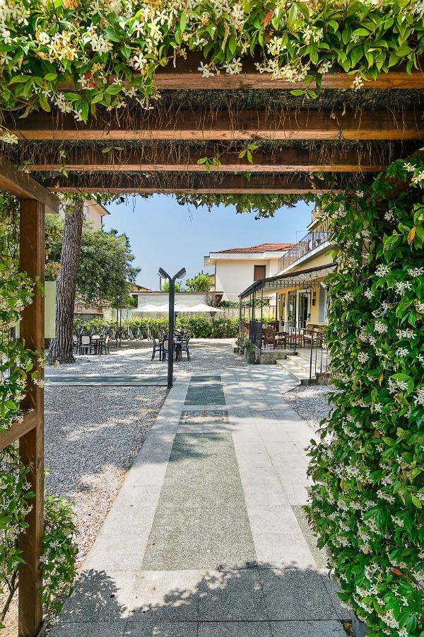 Hotel Apuana マリーナ・ディ・ピエトラサンタ エクステリア 写真