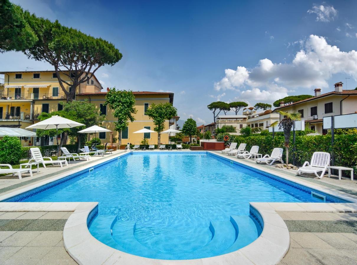 Hotel Apuana マリーナ・ディ・ピエトラサンタ エクステリア 写真