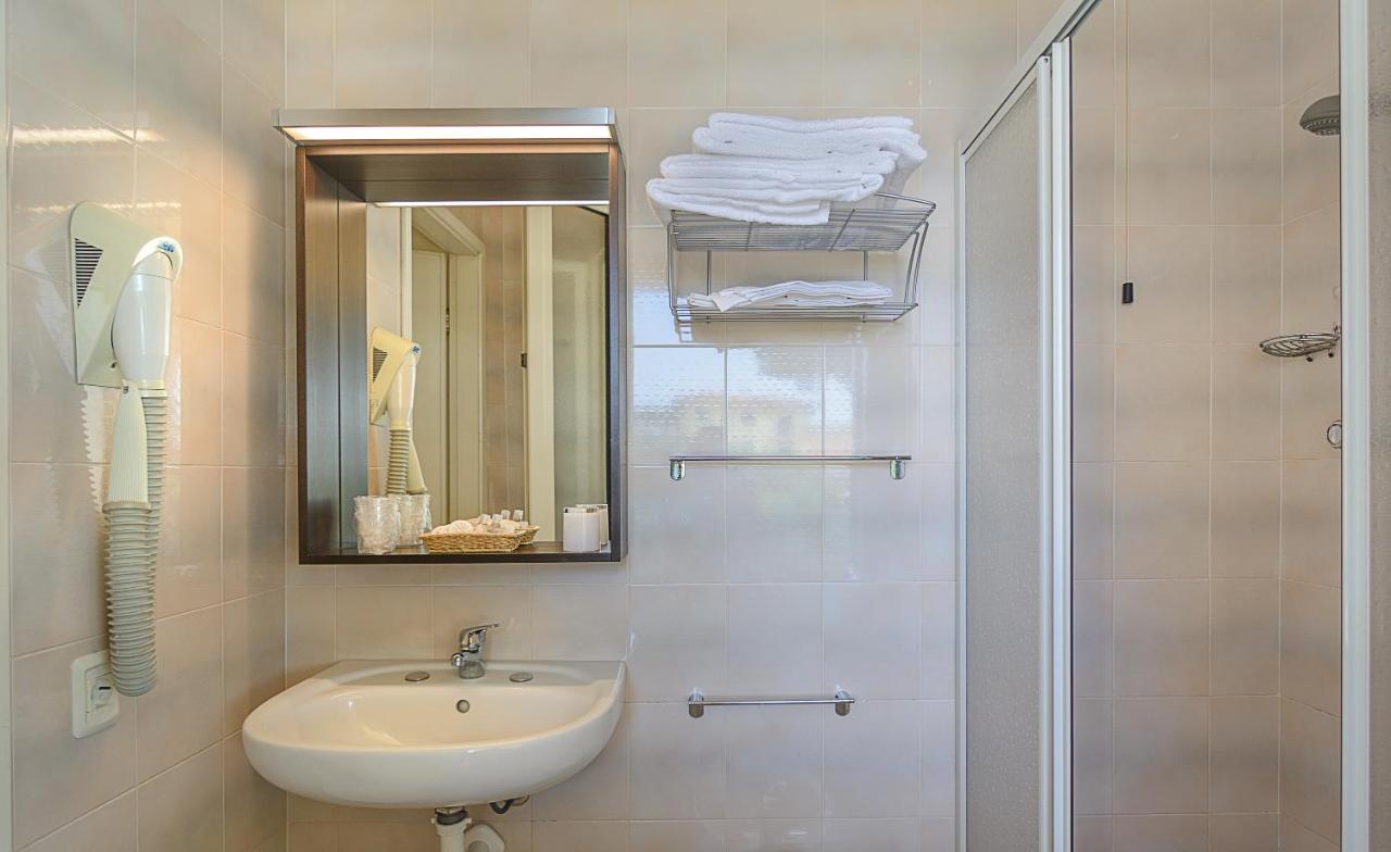 Hotel Apuana マリーナ・ディ・ピエトラサンタ エクステリア 写真