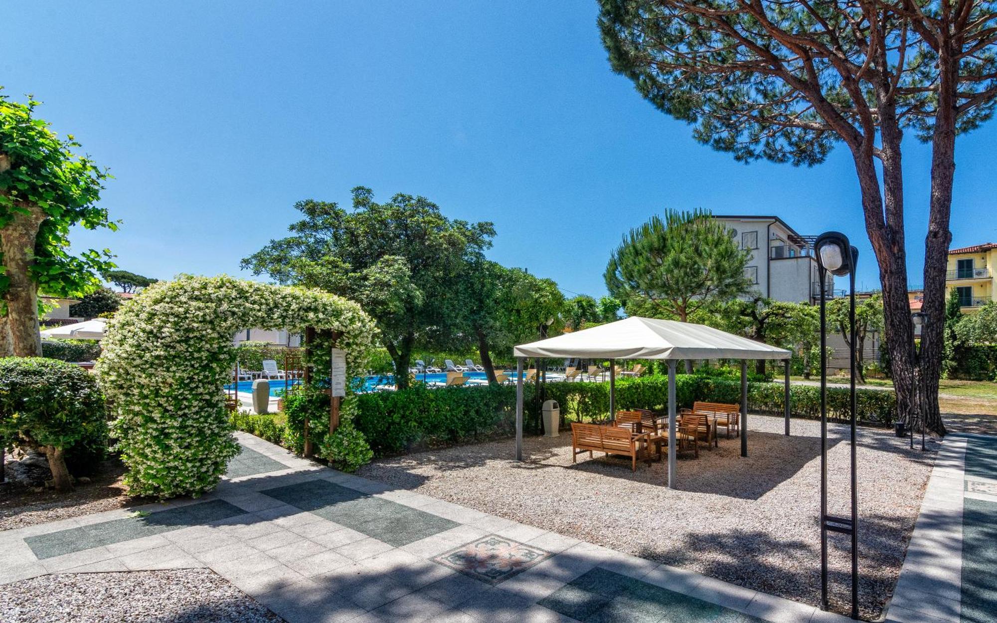 Hotel Apuana マリーナ・ディ・ピエトラサンタ エクステリア 写真