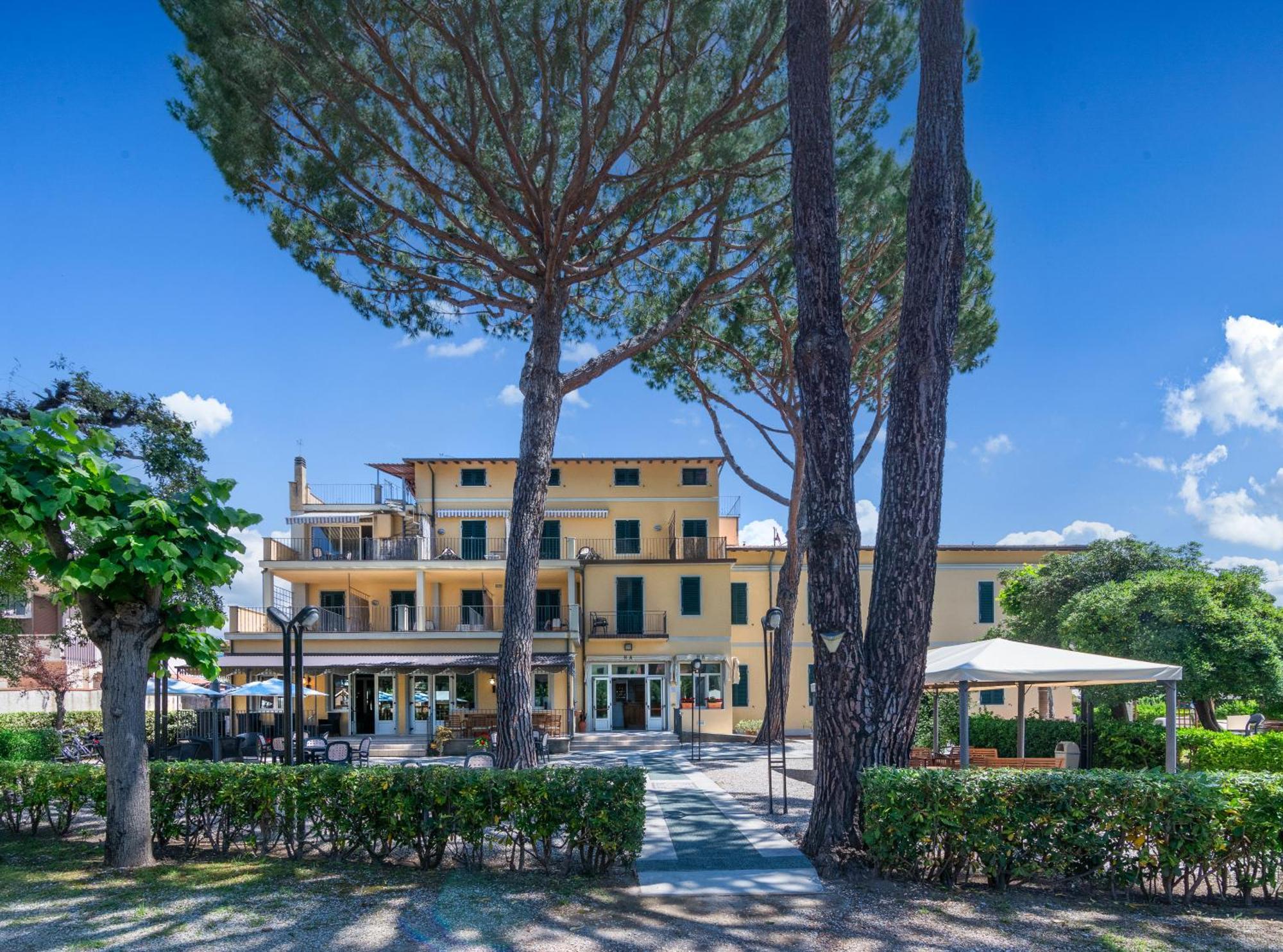 Hotel Apuana マリーナ・ディ・ピエトラサンタ エクステリア 写真