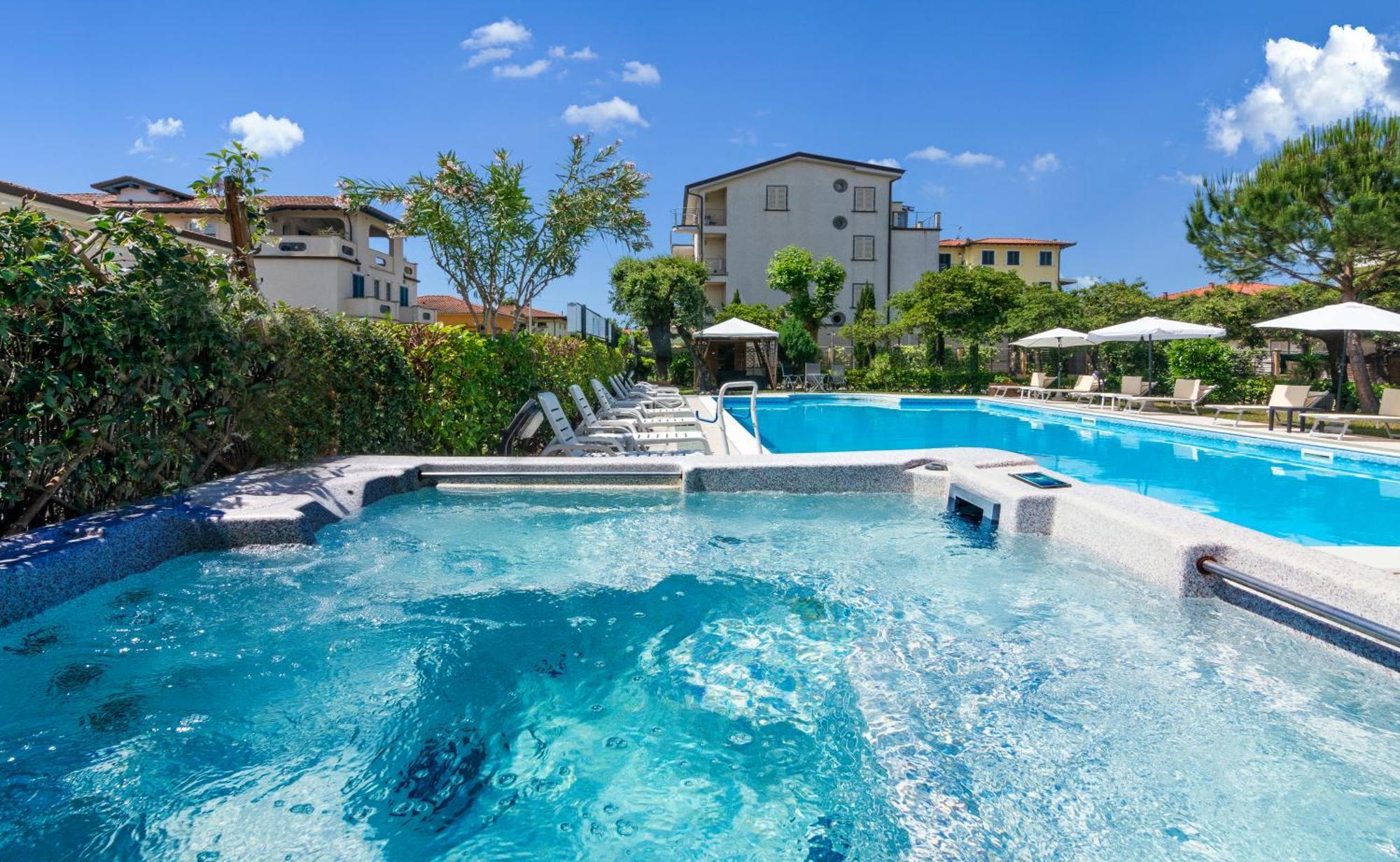 Hotel Apuana マリーナ・ディ・ピエトラサンタ エクステリア 写真