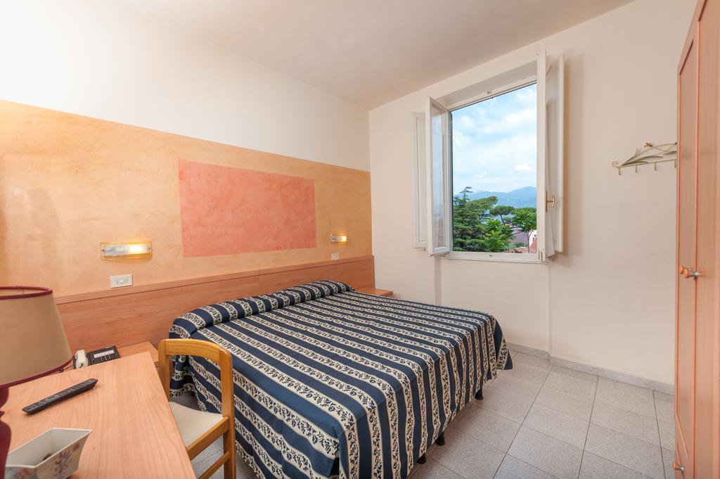 Hotel Apuana マリーナ・ディ・ピエトラサンタ エクステリア 写真