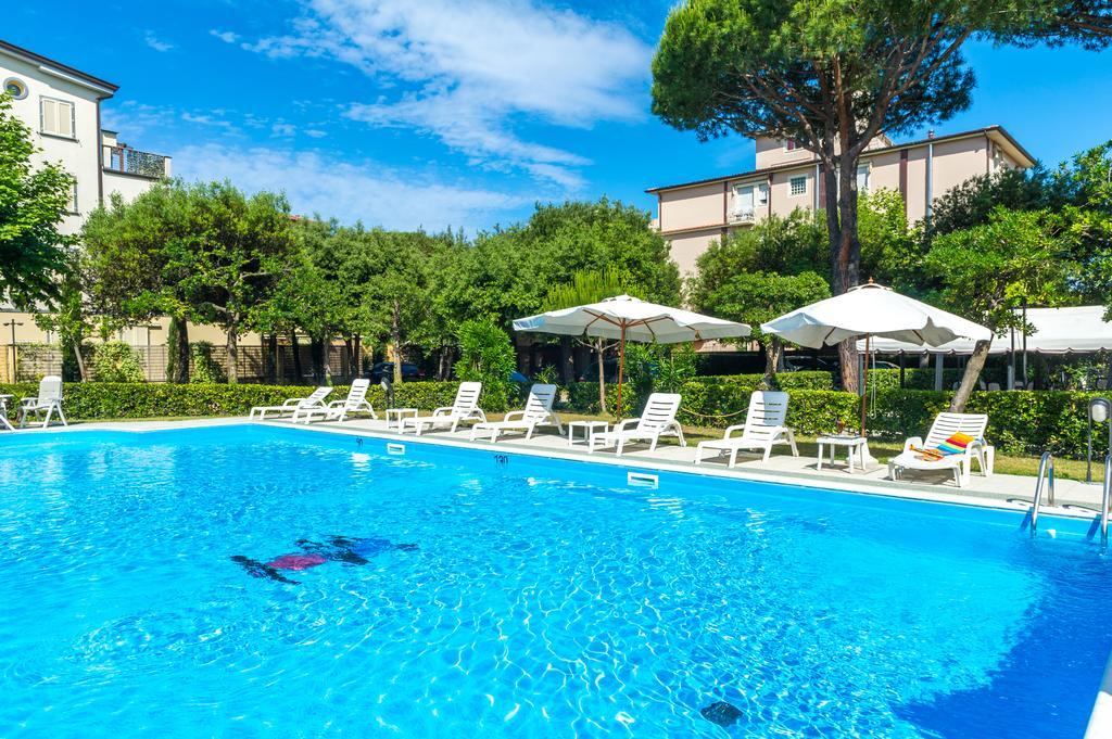 Hotel Apuana マリーナ・ディ・ピエトラサンタ エクステリア 写真